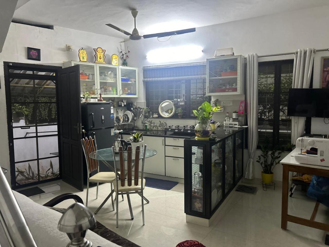 Chaithritha Ladies Homestay Thiruvananthapuram Eksteriør bilde